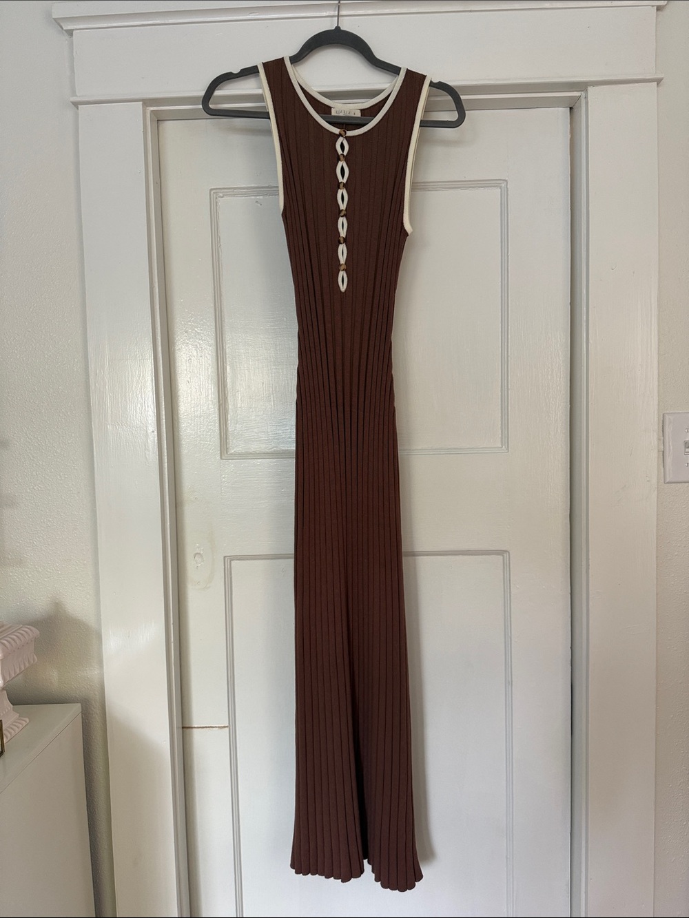 ILLA ILLA Brown Sleeveless Ribbed Midi Dress with Ivory Trim - Picture 4 of 4